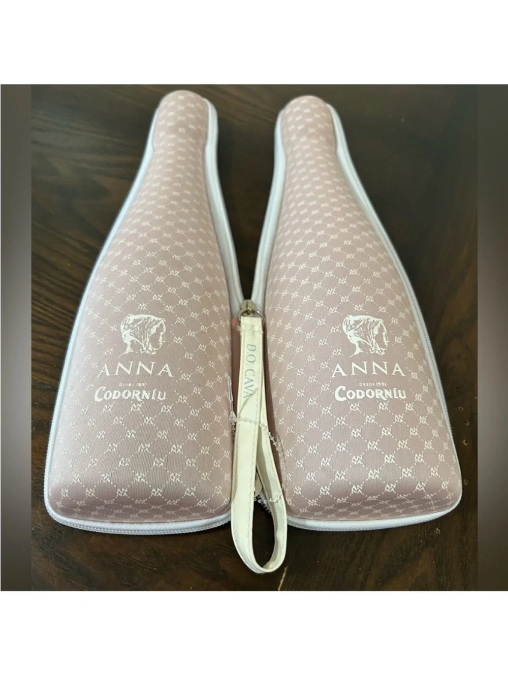 NEW ANNA CODORNIU Pink/ White zippered Koozie Bottle Holder outdoor or home